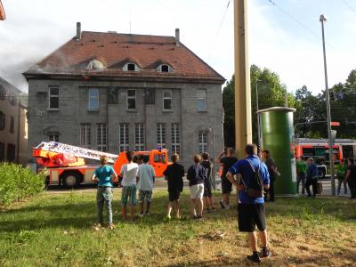 FLAMMENBILDER! Dachstuhl der alten Reichsbank brennt in der Esslinger Neckarstrasse